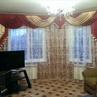 Красные шторы с ламбрекеном в гостиной